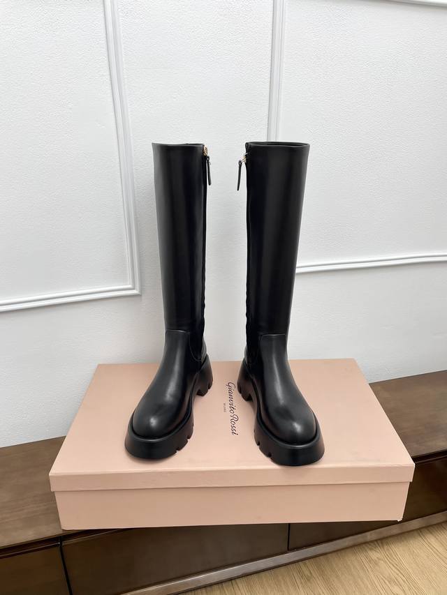 麂皮 小牛皮 代购级gianvito Rossi增高厚底侧拉链不过膝长靴 骑士靴 秋冬限定款 专柜非常难买 看着很硬的样子 其实非常软巨好穿！脚感超赞！ 靴筒宽