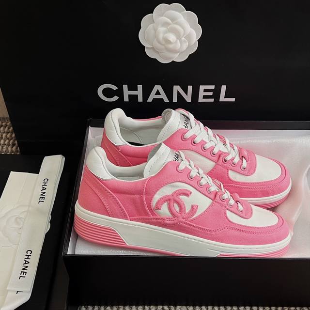 chanel 24早春款 工厂价 运动鞋各大平台热卖单品~也是网红达人穿搭首选小香整个系列已全面升级 鞋面增加更多时尚元素 鞋面用料拼接鞋面 原版双色phylo