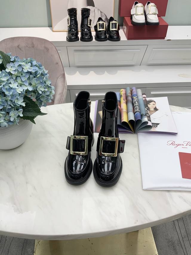 顶级版本 Roger Vivier Rv秋冬新品 粗跟短靴系列光扣 钻扣 原版开发，鞋面选用进口牛漆皮，在脚感上也更舒适，内里全绵羊皮，触感绵滑。将经典独特的方
