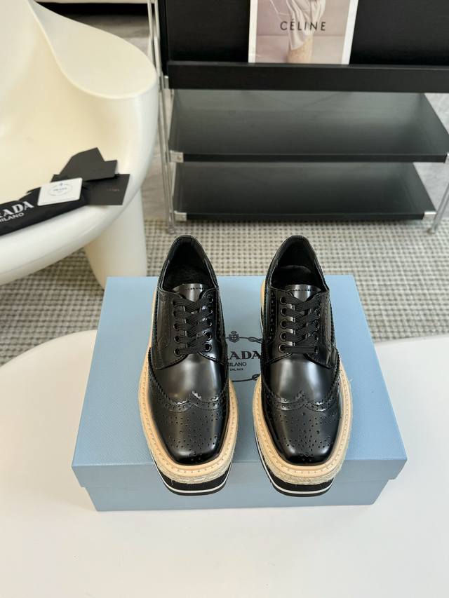 Prada普拉达 24Ss 秋冬最新厚底 系带冲孔 布洛克 松糕鞋 原版购入开发 从1980年代的篮球鞋汲取灵感，运动风设计搭配精致细节 采用穿孔皮革打造，个性