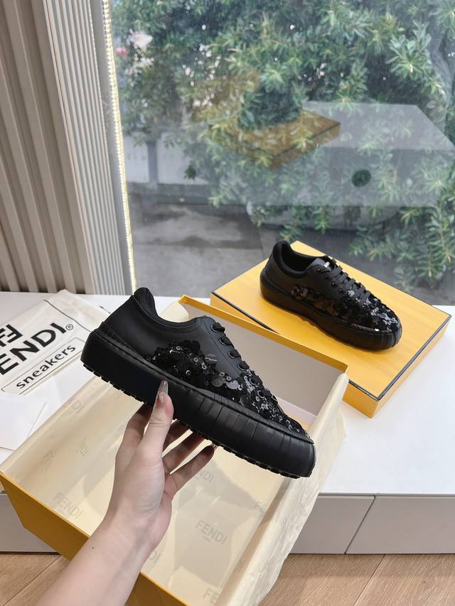 g191Fendi 芬迪2024款老佛爷亮片接潮流小白鞋低帮系带板鞋休闲鞋 鞋面：原版材质 内里：原版内里 大底：原版大底 鞋码：女码35-41 40-41定制
