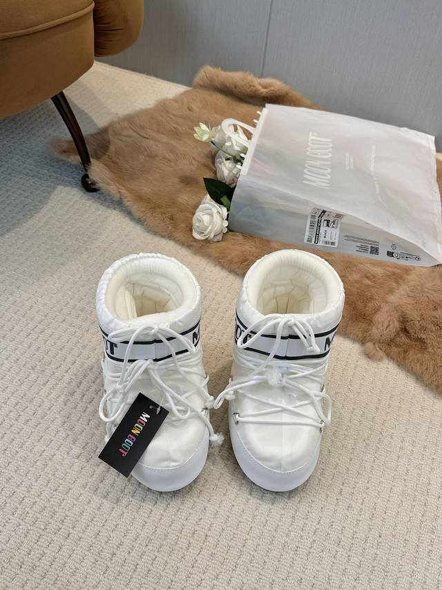 滑雪季的宠儿moon Boot月亮靴雪地靴 在千禧年就已经非常火了 当年paris Hilton、Victoria Beckham 等名人经常穿它，如今y2K风