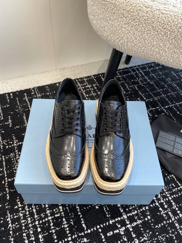 代购级 Prada普拉达 24Ss 秋冬最新厚底 系带冲孔 布洛克 松糕鞋 原版购入开发 从1980年代的篮球鞋汲取灵感，运动风设计搭配精致细节 采用穿孔皮革打