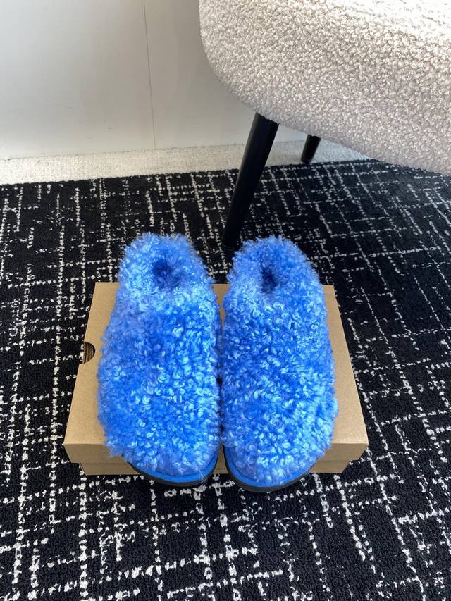 代购级 Ugg 圆头厚底包头拖 冬季新款女同款休闲舒适 厚底圆头 它的优点就是特别轻又好走路 跑步都没问题搭任何的裤都可以露不露可爱的毛边都好看搭配修身裤十袜子