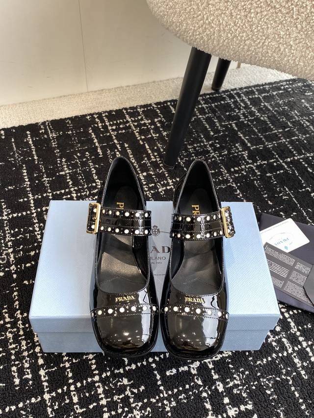 代购级 Prada 普拉达 25Ss早春新款 经典圆头玛丽珍 单鞋 蛮复古暗黑系的一款玛丽珍 颜值和舒适度这块都把我吃的死死的！ 可盐可甜的娃娃头设计 透着满满