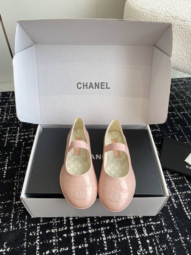 代购级 Chanel小香 25Ss 春夏鞋头电绣双c Logo点缀，宛如女神脖子上的项链，上脚包裹性非常好，上脚跟显瘦，真的是超级精致！ 复古的玛丽珍太对味了，
