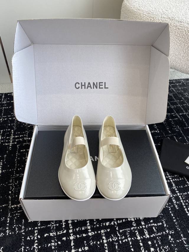 代购级 Chanel小香 25Ss 春夏鞋头电绣双c Logo点缀，宛如女神脖子上的项链，上脚包裹性非常好，上脚跟显瘦，真的是超级精致！ 复古的玛丽珍太对味了，