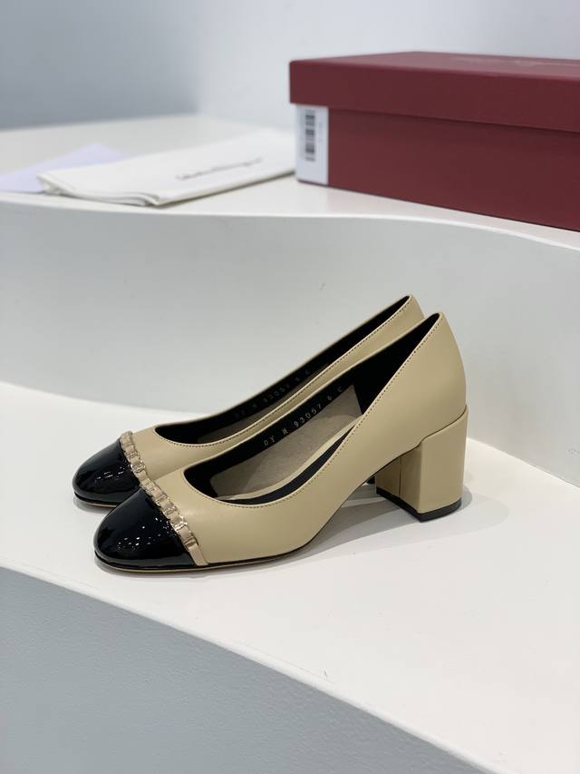 ferragamo 菲拉 Vara圆头链条粗跟高跟鞋这双鞋有点不像菲拉*慕的风格，倒是很有小香风！金色链条上都有logo通勤百搭，上脚非常显腿长 面料：进口小羊