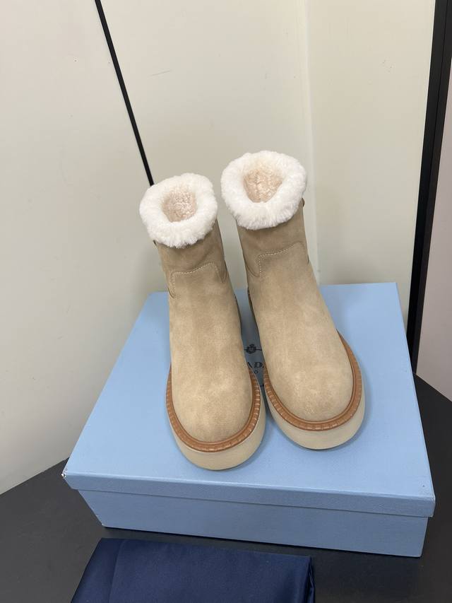 prada Fw24 New Arrival～ P家24秋冬厚底毛毛马丁靴新品， 简单的三角标点缀，很时髦又增高！ 舒适m在线呀 丝光反绒牛皮鞋面，羊羔毛内里垫