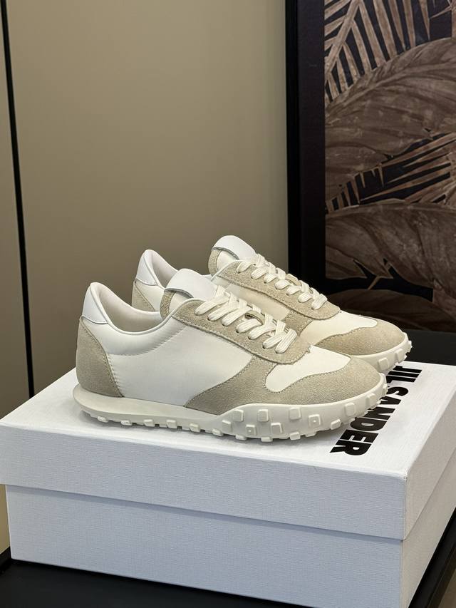 没什么比它更好穿的了 Jilsander #Jilsander #最轻便的鞋 #舒适时尚两不误 #采用翻毛皮鞋面材质 #鞋款以经典复古鞋型 Size 35-40