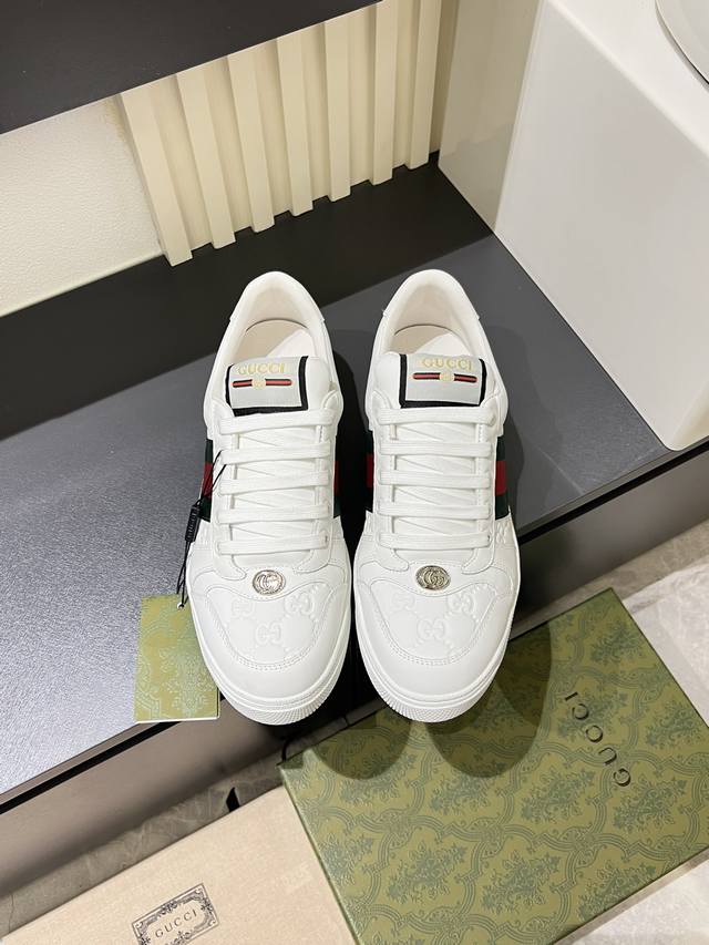 高品质gucc*低帮运动鞋系列复古小脏鞋这款运动鞋以70年代经典运动鞋为灵感原型复古学院风款式与融入怀旧运动服风格的面料风靡数十年，不同风格演绎出的协奏之曲为其