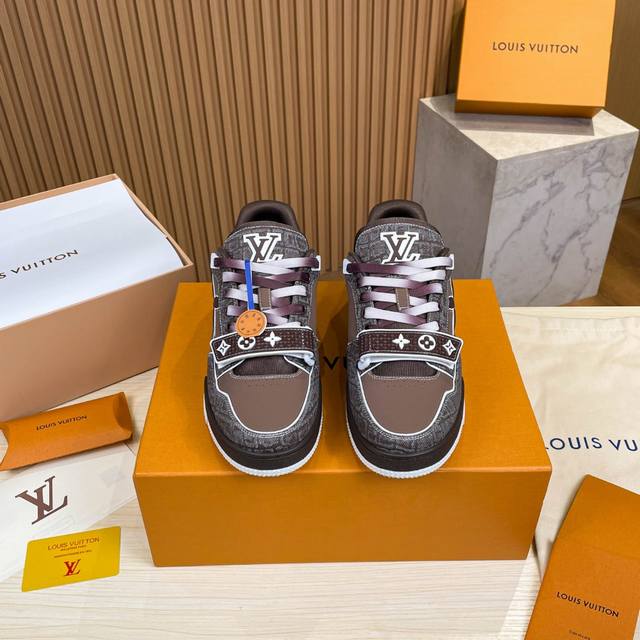 2024走秀新款顶级版本 Lv-路易-威登trainer原版1：1开发复刻！上脚非常舒适 做工精细鞋面由意大利进口小牛皮拼接，侧边饰有品牌logo标志及签名，牛