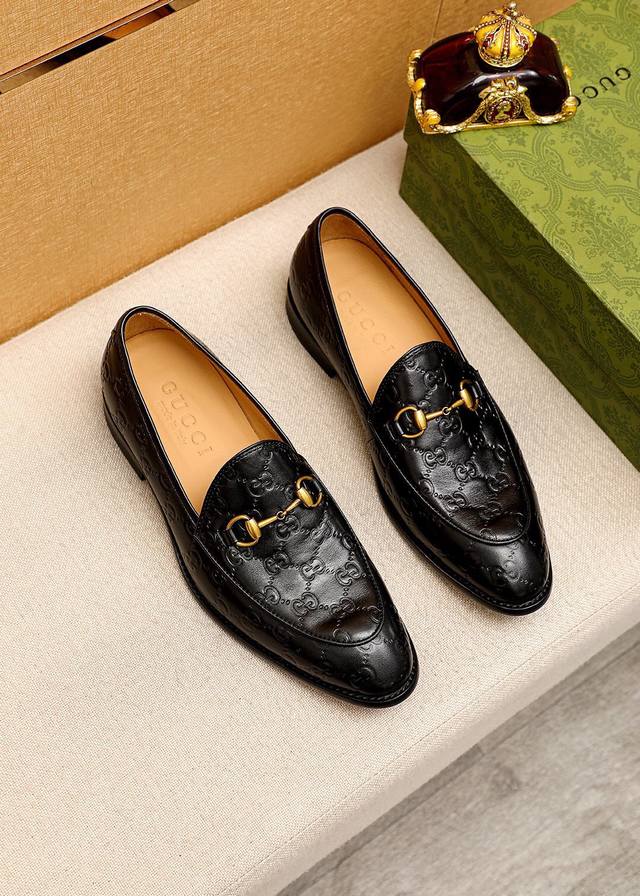 商品商标：Gucci 古驰 休闲皮鞋正码码数: 39-44 38.45.46订制商品材料：精选 进口头层小牛皮压花鞋面+原版五金扣，进口牛皮内里 强烈立体视觉效