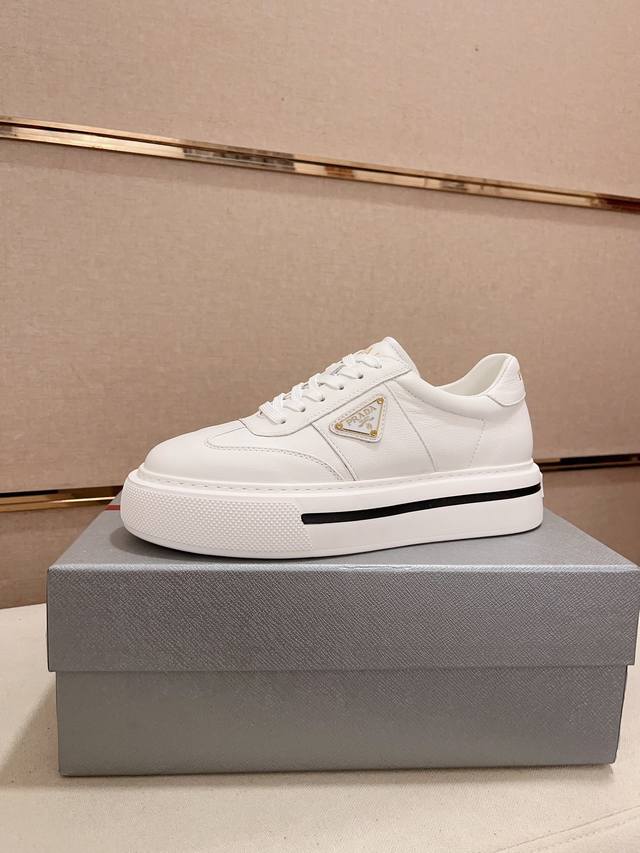 工厂价 高版本 高品质新款prada 普拉达 专柜同步上市， 新款男鞋、面料精选高科技滴胶工艺制作而成 内里:全牛皮内里 高端气垫开模防滑橡胶大底，精美线条、简