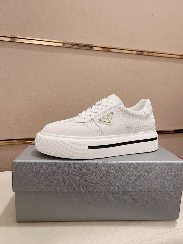 工厂价 高版本 高品质新款prada 普拉达 专柜同步上市， 新款男鞋、面料精选高科技滴胶工艺制作而成 内里:全牛皮内里 高端气垫开模防滑橡胶大底，精美线条、简