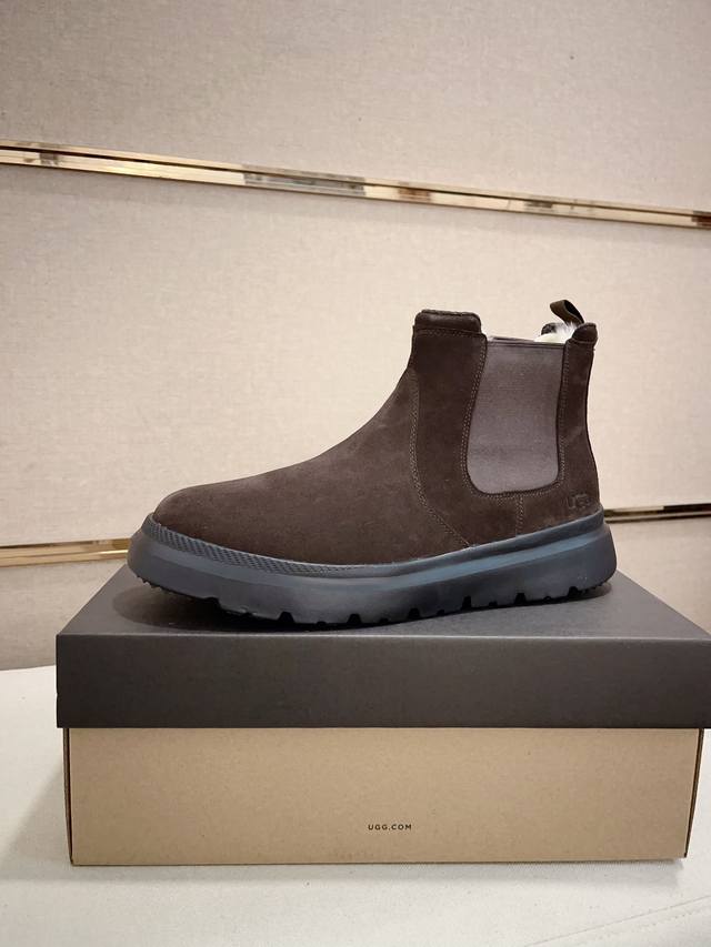 工厂价: 高端货 Ugg最新款 1：1品质，面料:欧洲进口牛皮高端品质头层牛皮 内里:羊毛内里，鞋底: 纯进口橡胶发泡大底 高端货，做工精细，潮流时尚 上脚非常