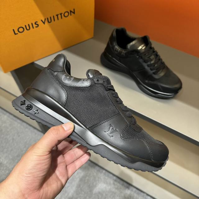 出厂价 实价 路易威登新品 Loui*V ～ Run Away 高端男士休闲 运动鞋！采用拼接 Epi 牛皮革和 Monogram 压纹粒面牛皮革，再现传统跑鞋
