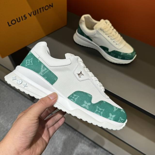 出厂价 实价 路易威登新品 Loui*V ～ Run Away 高端男士休闲 运动鞋！采用拼接 Epi 牛皮革和 Monogram 压纹粒面牛皮革，再现传统跑鞋