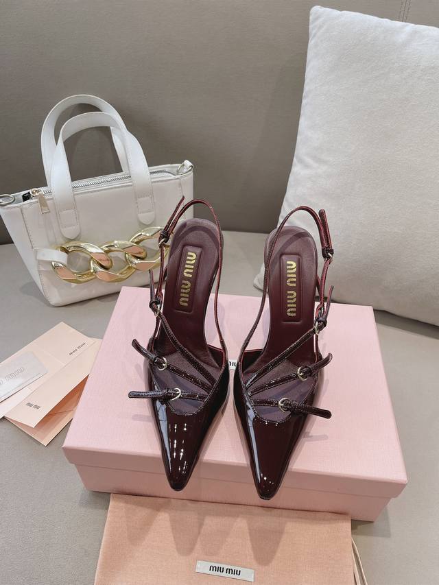 高版本出厂Miumiu*缪缪 24春夏大热走秀款 小猫跟单鞋走秀款出现在各大时装杂志封面 各路明星、小红书博主着用～全新复古上脚尤为惊艳到你的一款闭眼入都是不会
