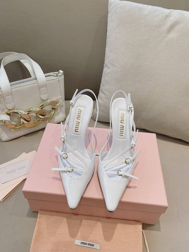 高版本出厂Miumiu*缪缪 24春夏大热走秀款 小猫跟单鞋走秀款出现在各大时装杂志封面 各路明星、小红书博主着用～全新复古上脚尤为惊艳到你的一款闭眼入都是不会