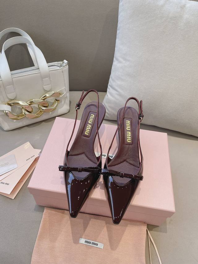 高版本出厂Miumiu*缪缪 24春夏大热走秀款 小猫跟单鞋走秀款出现在各大时装杂志封面 各路明星、小红书博主着用～全新复古上脚尤为惊艳到你的一款闭眼入都是不会