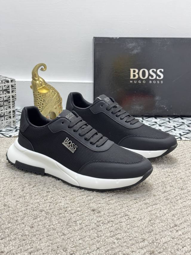 出厂价 实价 男士精品 Boss 运动男鞋，本款是官方主打经典款，1:1质量，原厂名师制作，采用进口布料拼接牛皮舒适透气网布内里 完美楦型，大方时尚的设计，吸引