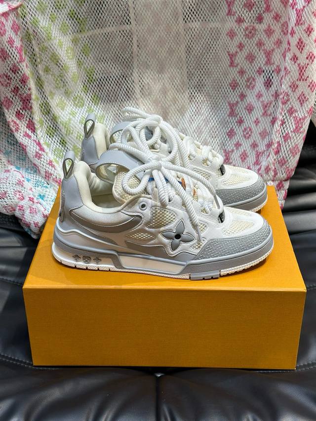 出厂价 实价 路易威登l*Skate 运动鞋，本款 L.V Skate 运动鞋拼接 Monogram 丹宁布和科技网格面料，搭配科技鞋带和橡胶外底，彰显 199