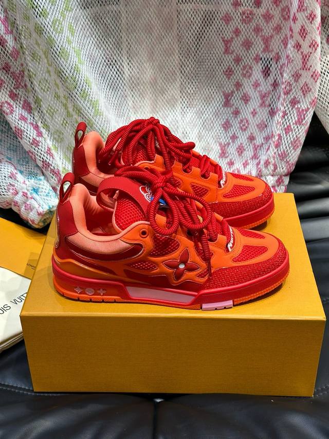 出厂价 实价 路易威登l*Skate 运动鞋，本款 L.V Skate 运动鞋拼接 Monogram 丹宁布和科技网格面料，搭配科技鞋带和橡胶外底，彰显 199