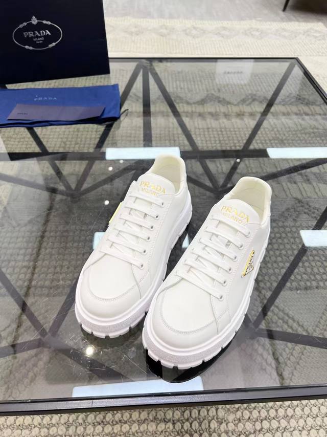 38-45 Prada 普拉达新款男士真皮运动鞋，市面最高版本 、欢迎任意对比！原版皮料质感极佳，超上档次！意大利进口胎羊网内里，可拆式垫！奢华用料、精细做工，