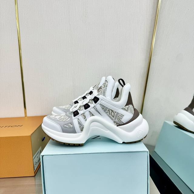 拱桥顶级版本Lv驴牌休闲运动老爹鞋大胆的前卫设计上富有个性的波浪形大底，风骚整个时尚圈，超符合新潮流新趋势的代名词，欲称史上最酷休闲运动鞋，谁穿谁将成为回头率最