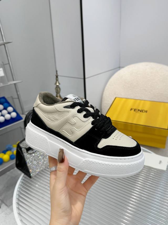 Fendi芬迪2024 超级a货正品1:1复刻休闲厚底增高小白鞋~超高舒适度～非常好驾驭材质：头层牛皮＋牛猄拼色内里：原版毛巾里垫脚：网布注塑成型垫鞋底：原版开