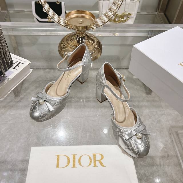 Dior*迪奥 2025Vs 春季新款中空菱格纹凉新款系列 颜色超艳 搭配毫无压力 怎么出可以美美出场 脚背一字后包设计 更显优雅 年轻圆头小珍珠单鞋面料：原版