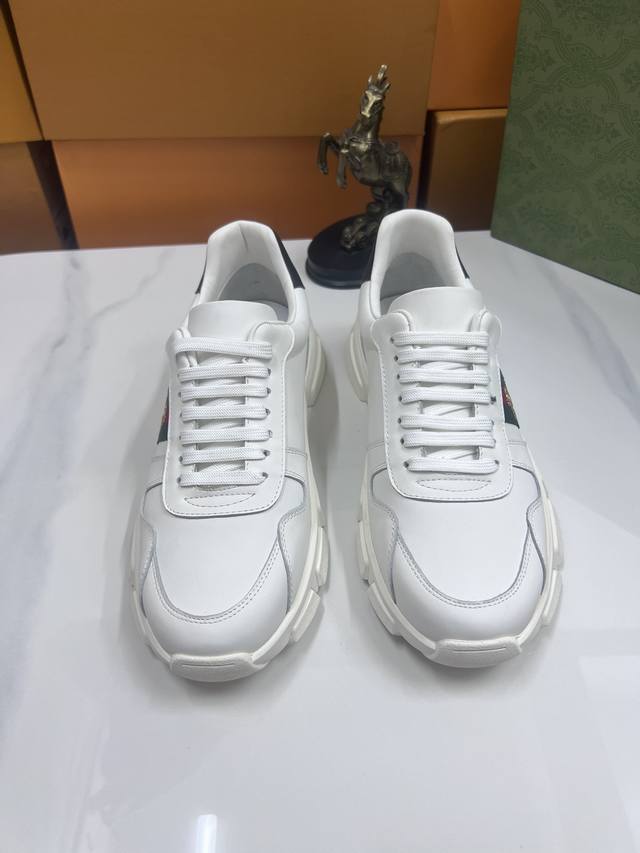出厂价：品牌：古奇gucci标准码：38–44 45定制等级：官网同款材料：原版皮料 舒适羊皮内里 轻便柔软耐磨大底款式类别：男士时尚休闲鞋 跑步 运动鞋 尊贵