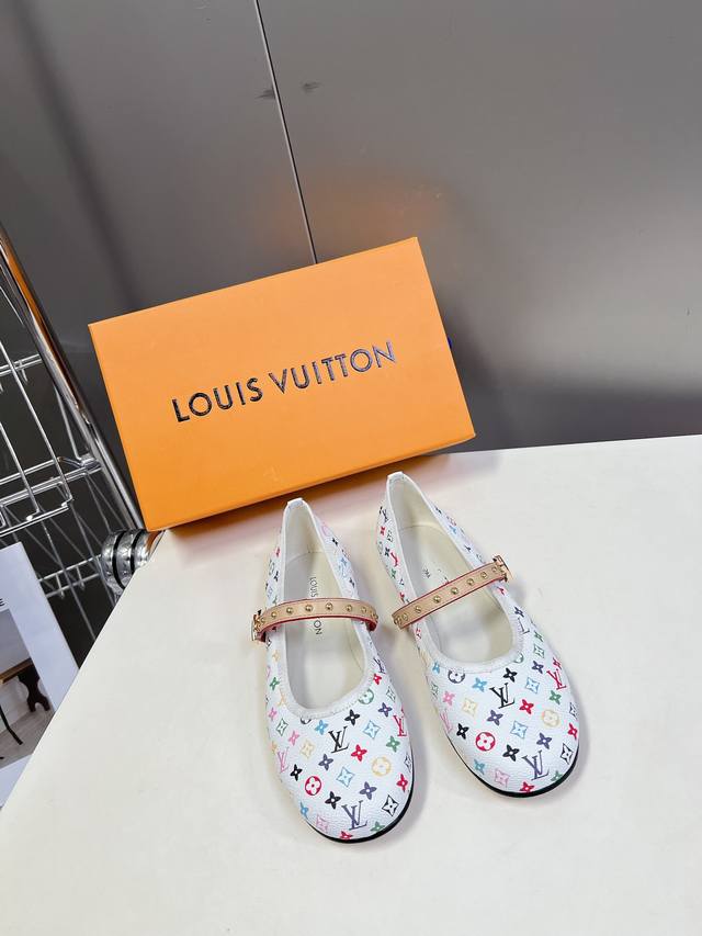 Louis Vuitton 路易威登春夏玛丽珍时装平底鞋 春夏秀场出镜率最高的一款单品 超多名模上脚 简约大方非常百搭 鞋面采用原版牛皮； 全皮包裸纯手工缝纫鞋