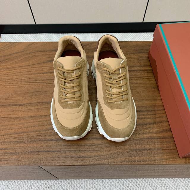Loro Piana 男款休闲运动鞋 简约时尚，鞋面采用牛反绒拼布 羊皮垫脚 定制大底码数：39-46 45、46定制