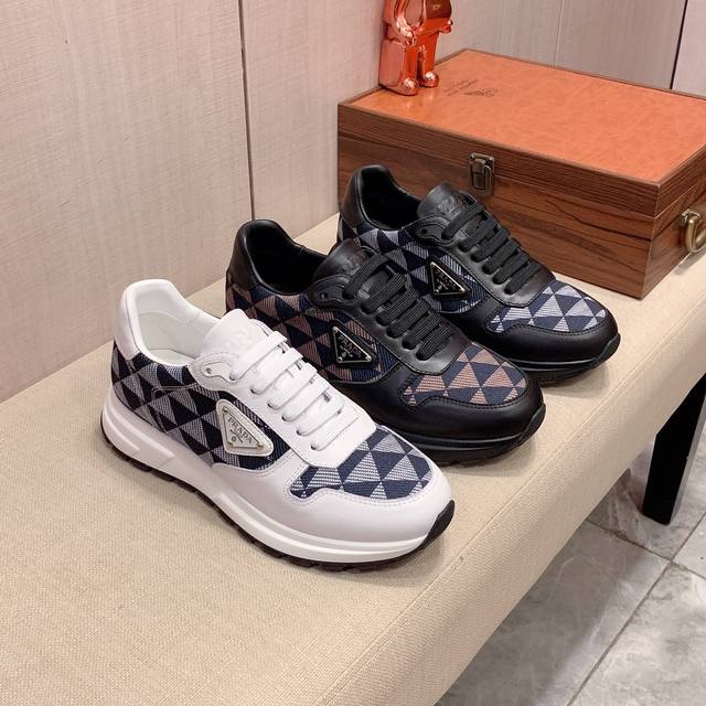 新款: 厂价: 普拉达prada* 最新爆款休闲鞋，顶端品牌奢侈～代购，顶级～质量 鞋面選用进口透气牛皮材质透气羊皮垫脚 精细做工 原版个性时尚柔软橡膠耐磨防滑