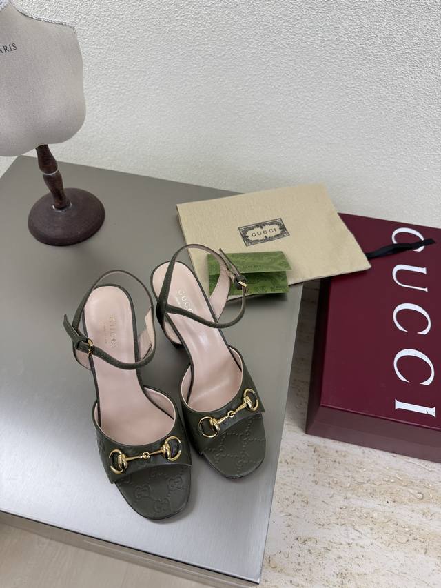 马鞍扣 凉鞋 小牛皮 立体印花 LogoGucci 2025橄榄绿走鞋款秀 古驰时尚的品牌logo持加，具有超辨高识度各品大争牌恐先推后出超系跟高列gucci不