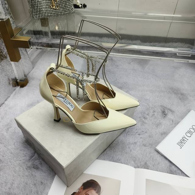 Jimmy Choo 高跟鞋采用光滑漆皮鞋面设计，配以三角水晶足链，彰显别样个性 这款尖头鞋采用亮眼的 V 形鞋面，搭配雕刻鞋跟面料：进口漆皮 进口豹纹马毛内里