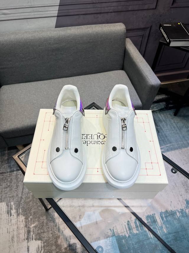 专柜最新上新顶级高端版本alexander Mcqueen 亚历山大麦昆 最新款 阔型运动鞋小白鞋休闲鞋新色！后尾巴真的是太有特色太好看了，一眼爱！顶级版本！这