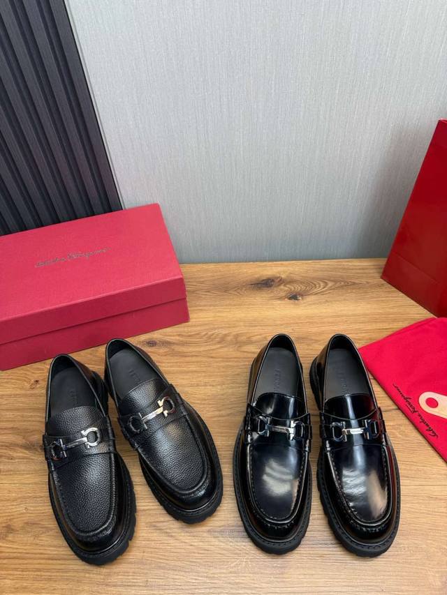 工厂价菲拉格慕. Ferragamo 男士厚底乐福鞋，最新爆款，1:1原单代购品质，顶级狠货，鞋面进口开边珠牛皮，手工立体缝线凸显是圆形鞋头设计，内里垫脚均采用