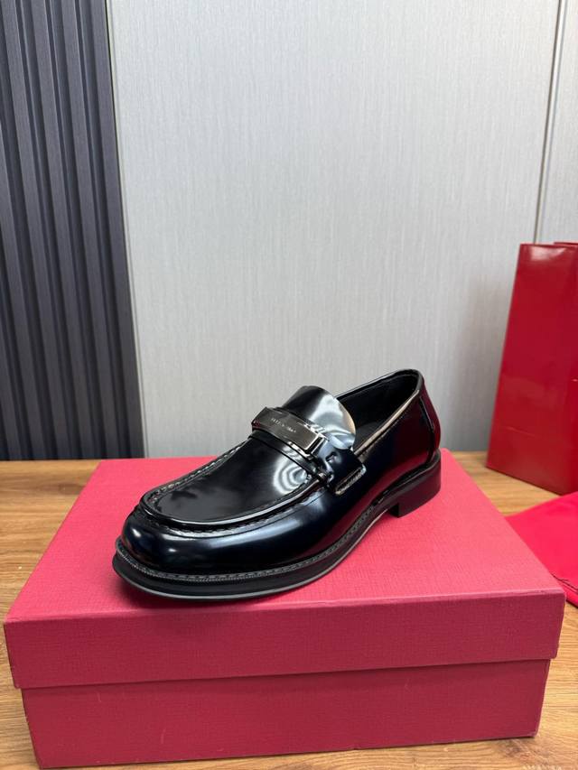 工厂价菲拉格慕. Ferragamo 男士厚底乐福鞋，最新爆款，1:1原单代购品质，顶级狠货，鞋面进口开边珠牛皮，手工立体缝线凸显是圆形鞋头设计，内里垫脚均采用