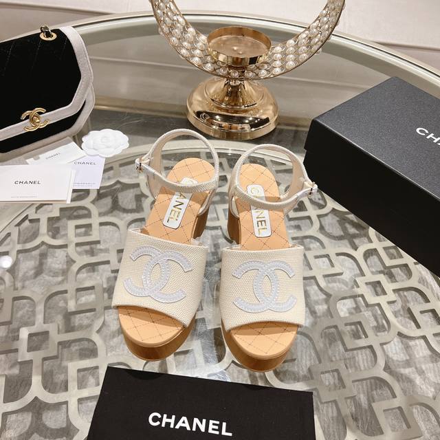 Chanel Ss24 New Arrival～ 小香经典坡跟凉鞋经典色春夏配色，简直是绝了面料：原版开模布料 内里小羊皮！鞋型、材质、工艺、包装，同步正品！S