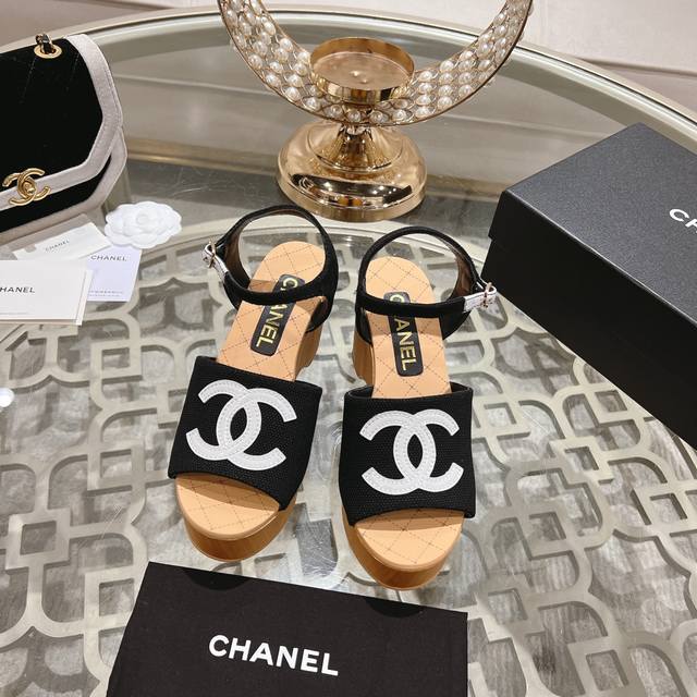 Chanel Ss24 New Arrival～ 小香经典坡跟凉鞋经典色春夏配色，简直是绝了面料：原版开模布料 内里小羊皮！鞋型、材质、工艺、包装，同步正品！S
