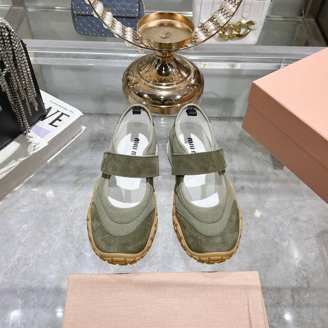 缪缪25饼干鞋 阿甘鞋休闲鞋运动鞋 春夏新款 最近爆款前卫大胆的设计 Miu风格融于此款厚底帆布运动鞋的简约线条 别致徽标饰于鞋舌与背后，点缀复古 厚底设计 大