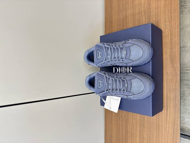 Dior B30胶囊系列时尚老爹鞋 情侣款休闲运动鞋Ior And Stone Island B30运动鞋胶囊系列已成为maison的新必备品,以其现代和运动的