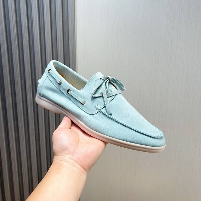 工厂价 Loro Piana 情侣款-新款莫卡辛鞋采用防泼水处理绒面革鞋面，搭配橡胶鞋底，经典之作 繁复的匠艺工序、精心考究的结构，令鞋款轻盈而柔软，让您行走舒