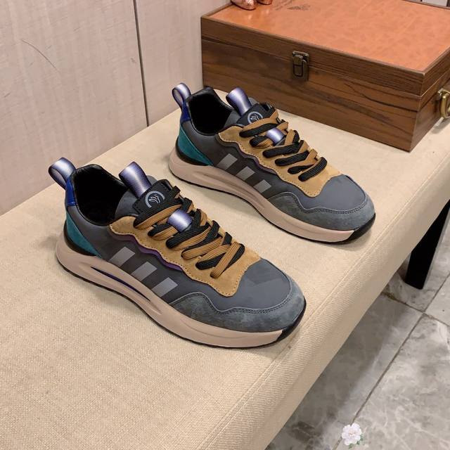 新款: 厂价: 古奇gucci* 最新爆款休闲鞋，顶端品牌奢侈～代购，顶级～质量 鞋面選用进口透气反绒搭配材质透气垫脚 精细做工 原版个性时尚柔软橡膠耐磨防滑大