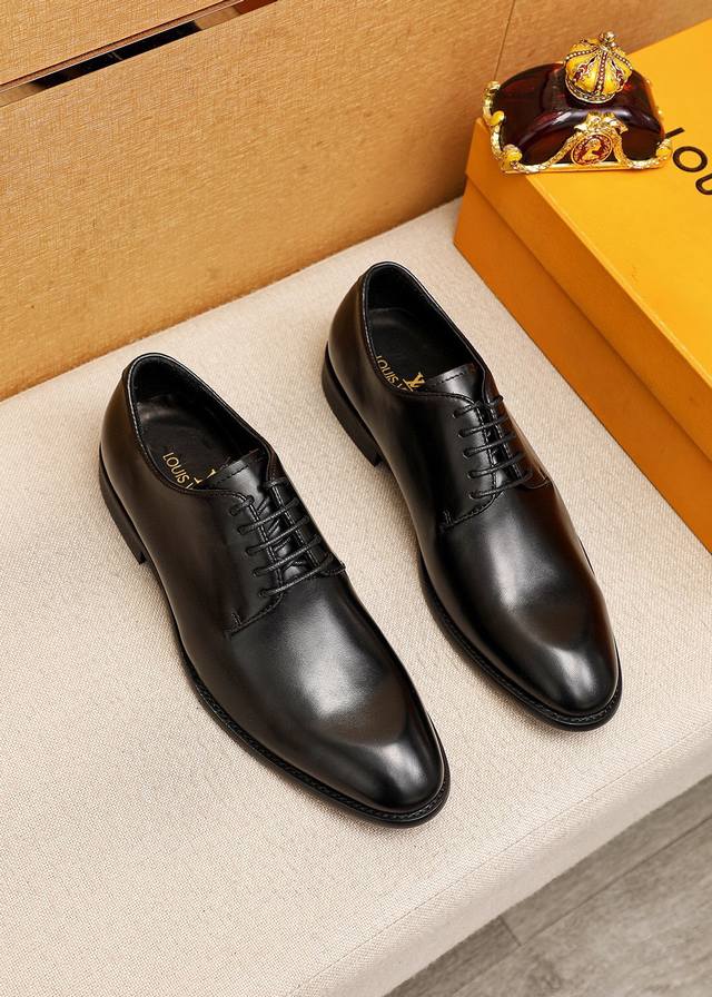 商品商标：Louis Vuitton 路易威登 商务皮鞋正码码数: 39-44 38.45.46订制商品材料：精选 进口头层小牛皮鞋面+原版五金扣，进口头层牛皮