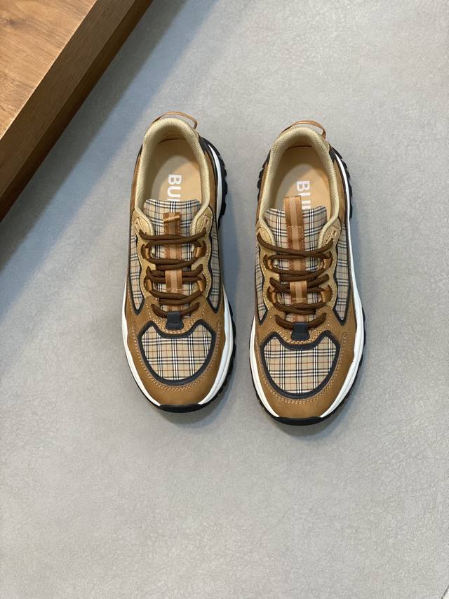 Burberry巴宝莉2024Ss男士经典低帮厚底运动鞋，头层牛皮打造，装饰焕新的品牌徽标 头层牛皮垫脚，鞋跟饰有 Burberry 字母压花徽标，Tpu原版大