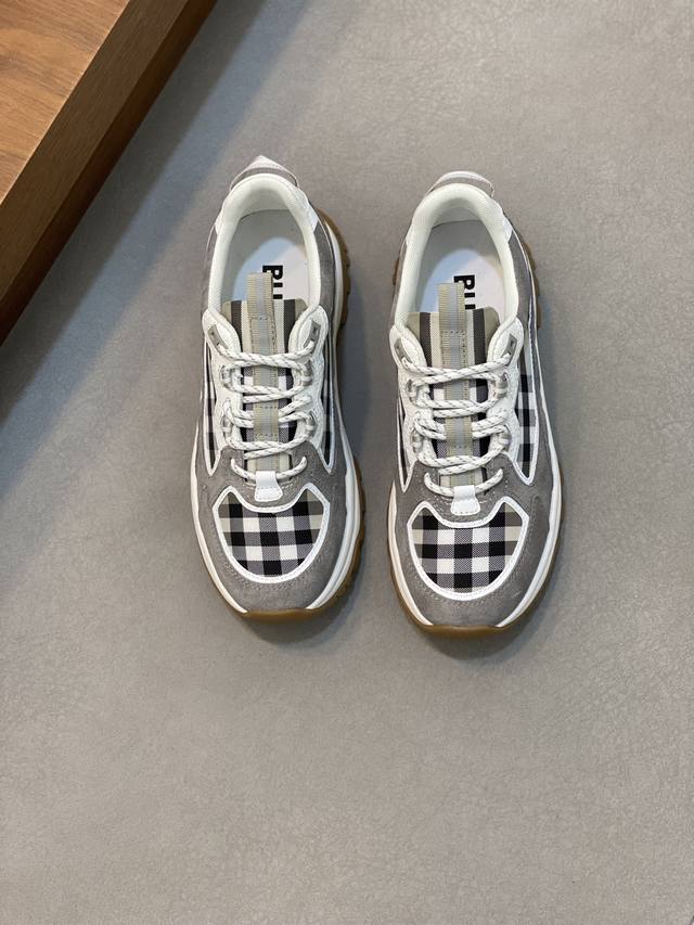 Burberry巴宝莉2024Ss男士经典低帮厚底运动鞋，头层牛皮打造，装饰焕新的品牌徽标 头层牛皮垫脚，鞋跟饰有 Burberry 字母压花徽标，Tpu原版大